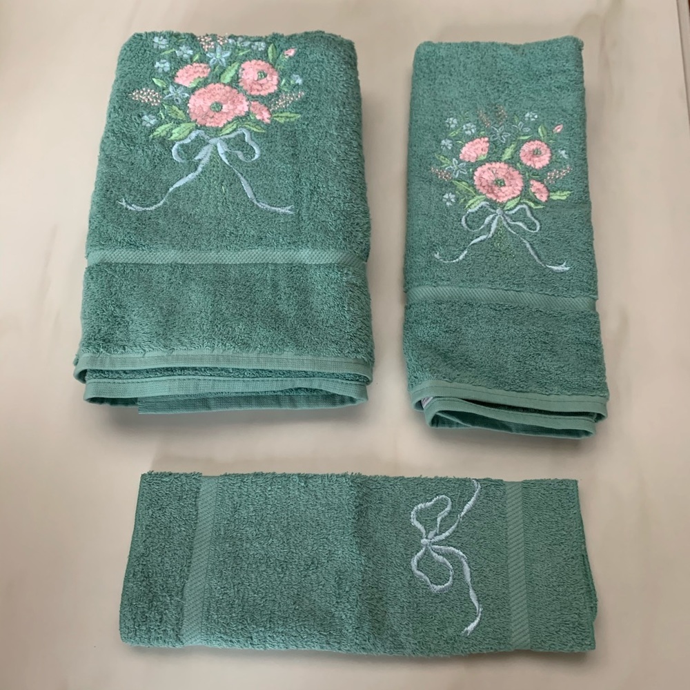 NWT Avanti Floral Spray towel set